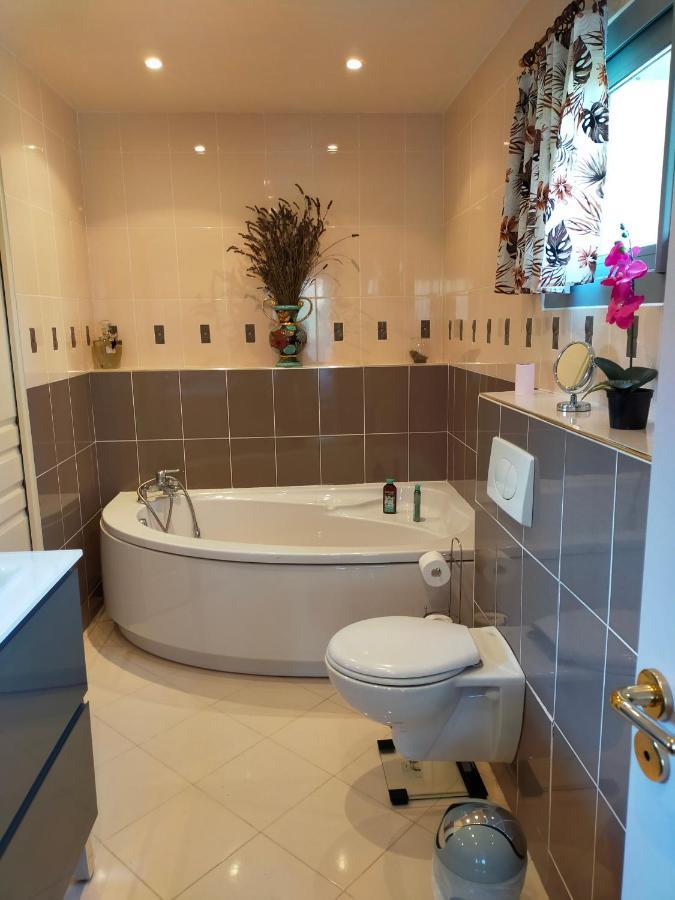 Holly Wood Apartment Олт Екстериор снимка